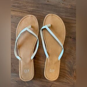 GAP Women's Beige and White Flip-Flop Sandals
